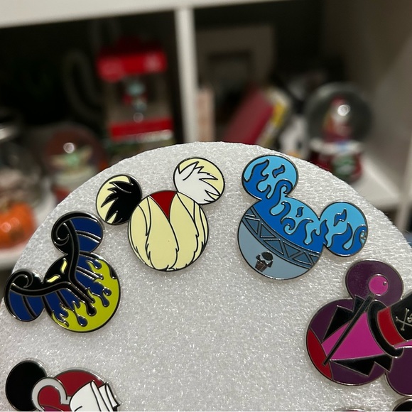 Disney Villains Mystery Trading Pins/ Set of 8 pins - Picture 2 of 6